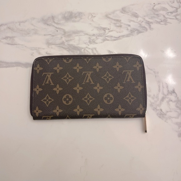 Luis Vuitton Purse Wallet - Picture 1 of 8